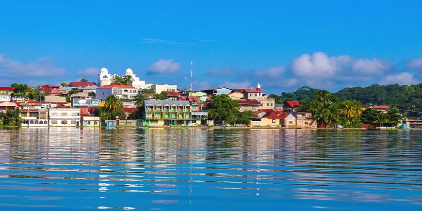 Het eiland Flores in Guatemala gezien vanaf het water