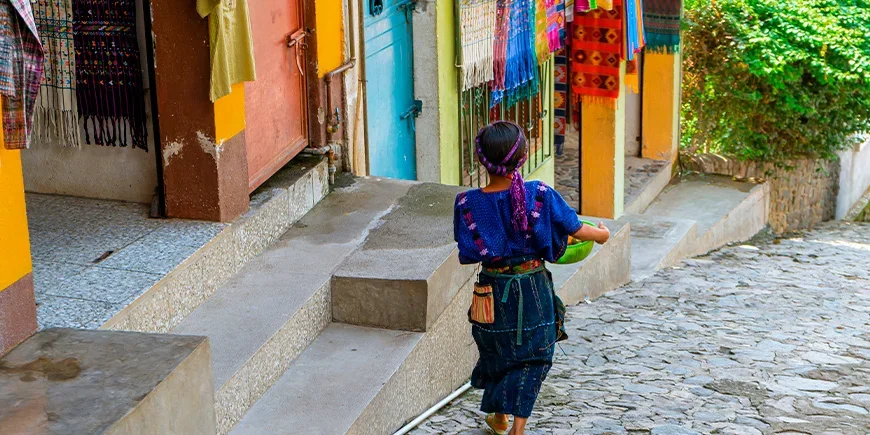Maya-vrouw die door een straat in Panajachel, Guatemala loopt
