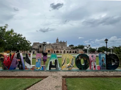 Chrismarie poseert voor het Valladolid-bord in Mexico