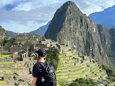 Vrouw die Machu Picchu verkent