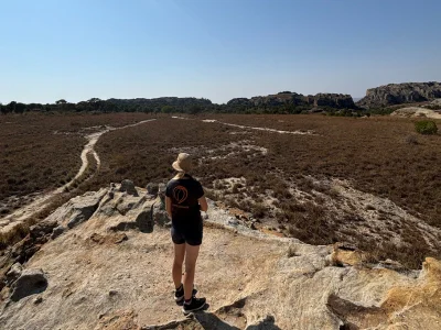 Onze Product Manager voor Afrika, Winnie, in het nationaal park Isalo in Madagaskar