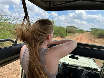 Isabella in een safarijeep in Kenia