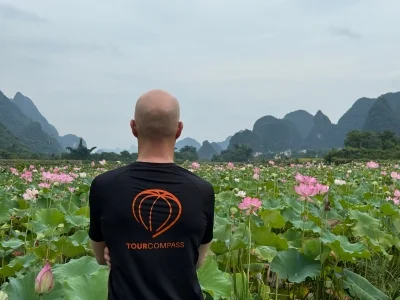 Claus kijkt uit over het landschap in Yangshuo, China.