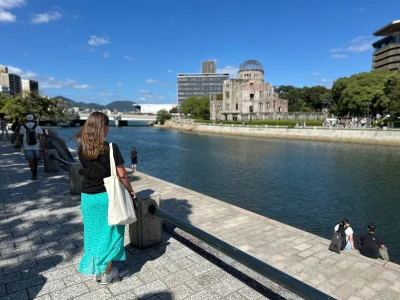 Vrouw kijkt naar de Atomic Bomb Dome in Hiroshima, Japan