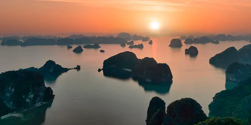 Bai Tu Long-baai bij zonsondergang