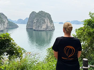 Michelle van TourCompass kijkt uit over de Bai Tu Long-baai in Vietnam