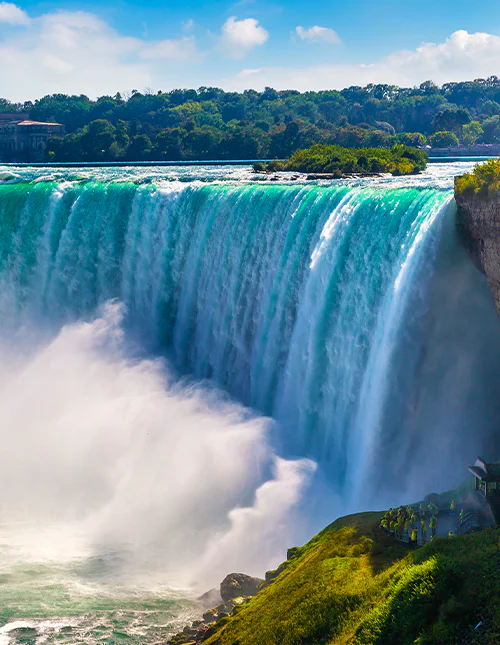 Uitzicht vanaf de Canadese kant van de Niagarawatervallen: de Horseshoe Falls op een zonnige dag in Niagara Falls, Ontario, Canada