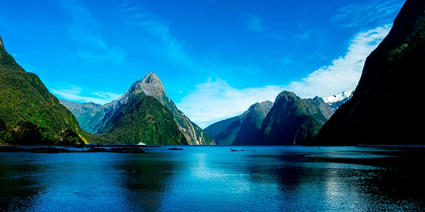 Helder weer met blauwe lucht bij Milford Sound in Nieuw-Zeeland