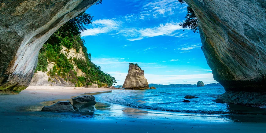 Uitzicht door Cathedral Cove in Nieuw-Zeeland
