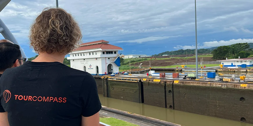 Meike van TourCompass bij de Miraflores-sluizen van het Panamakanaal