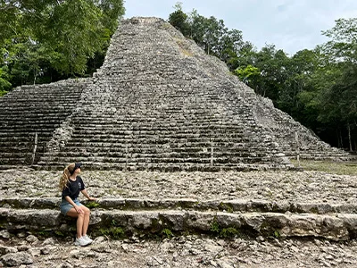 Nadia bezoekt enkele Maya-ruïnes in Mexico