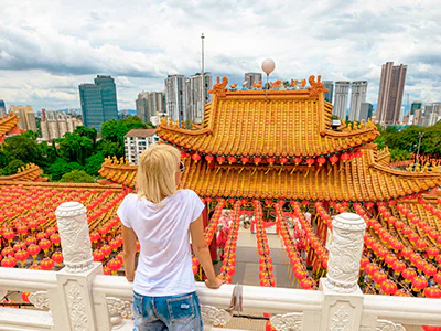 Vrouw die uitkijkt over de Thean Hou-tempel in Kuala Lumpur