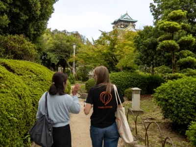 Japanse gids en medewerker van TourCompass maken een wandeling in Osaka, Japan