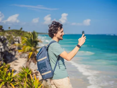 Man die foto's maakt van de omgeving in Tulum, Mexico