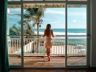 Vrouw die van het uitzicht geniet bij een hotel in Sri Lanka