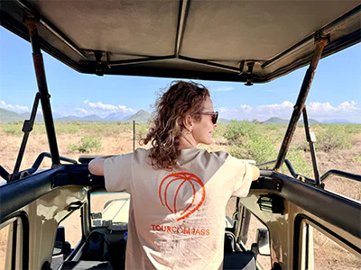 Vrouw in een TourCompass-T-shirt op safari in Samburu in november
