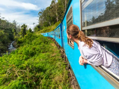 Vrouw kijkt uit het raam van de trein in Sri Lanka
