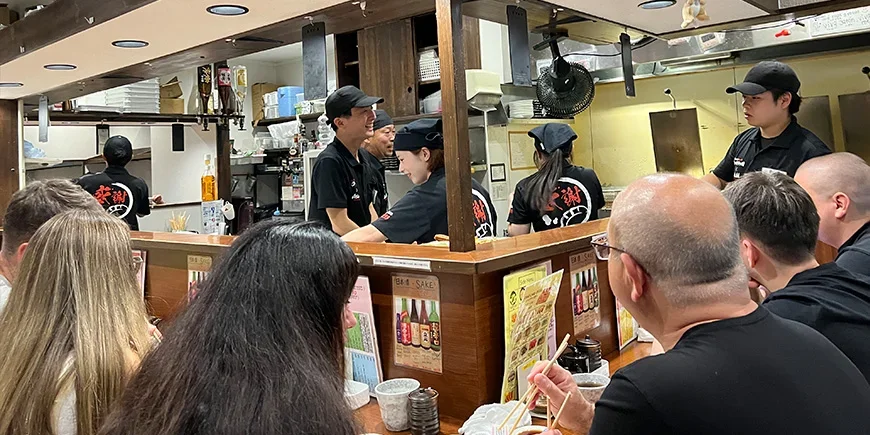 Klein restaurant in Japan vol met mensen