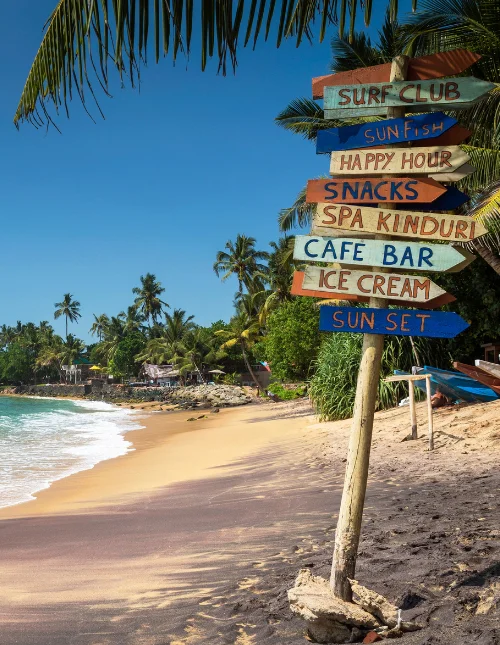 Kleurrijk houten bord op het strand in Mirissa, Zuidelijke Provincie, Sri Lanka