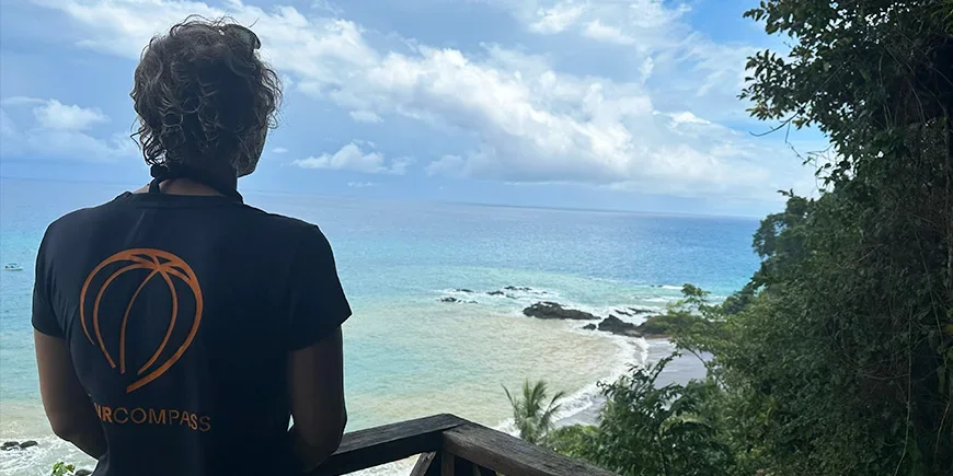 Meike kijkt uit over het water in het nationaal park Corcovado