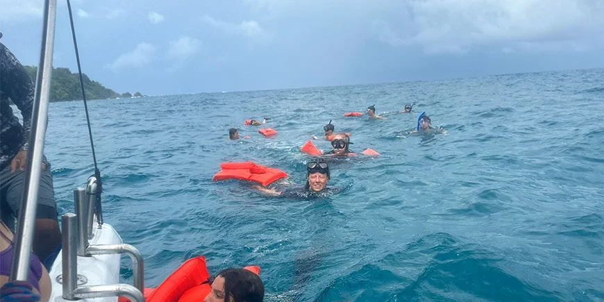 Meike snorkelt in Drake Bay, Costa Rica