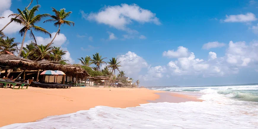 Strand bij Hikkaduwa in Sri Lanka