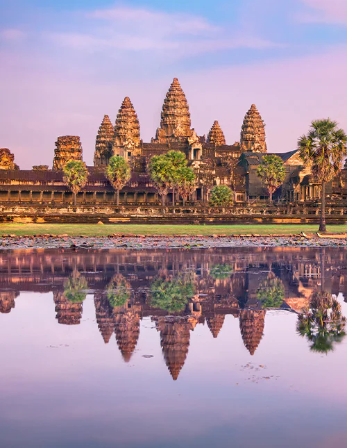 De Angkor Wat-tempel weerspiegeld in het water bij zonsopkomst