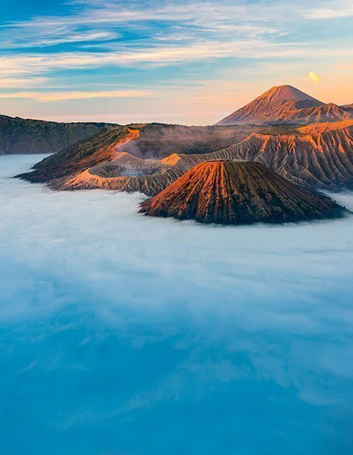 De Bromo-vulkaan bij zonsopgang op Oost-Java, Indonesië, omgeven door ochtendmist