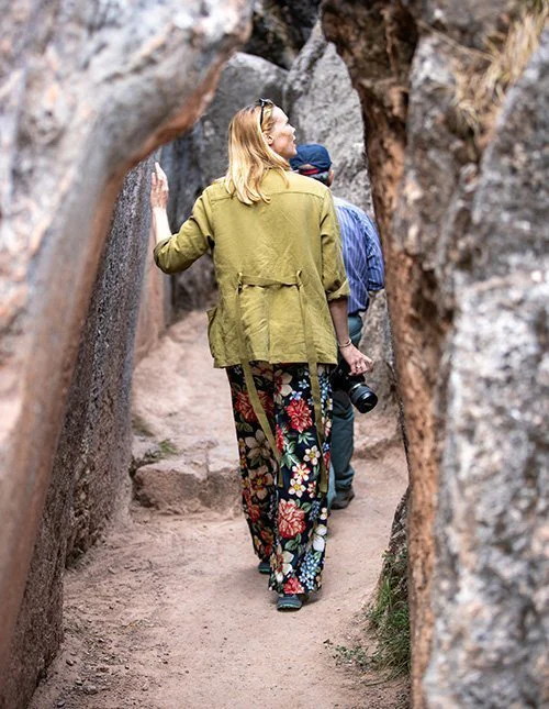 Wandelaars banen zich een weg door een smalle kloof tussen torenhoge rotswanden